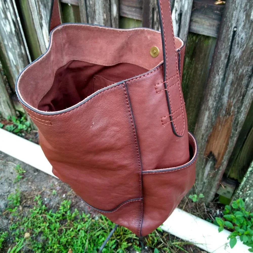 Frye bucket hobo